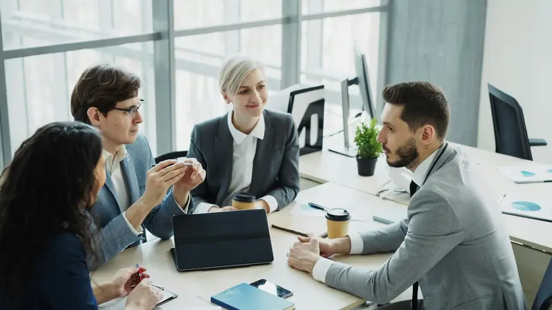 Team im Gespräch im Büro