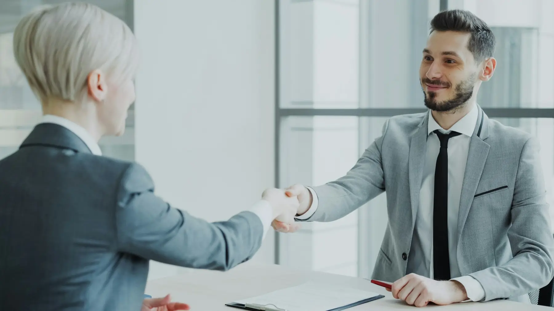 Zwei Geschäftspartner beim Handschlag
