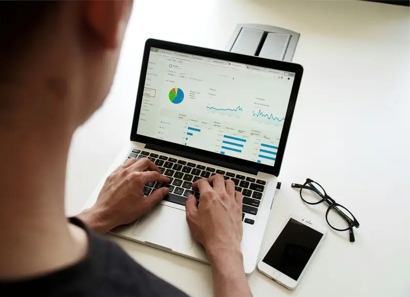 Laptop mit Auswertungen und Diagrammen