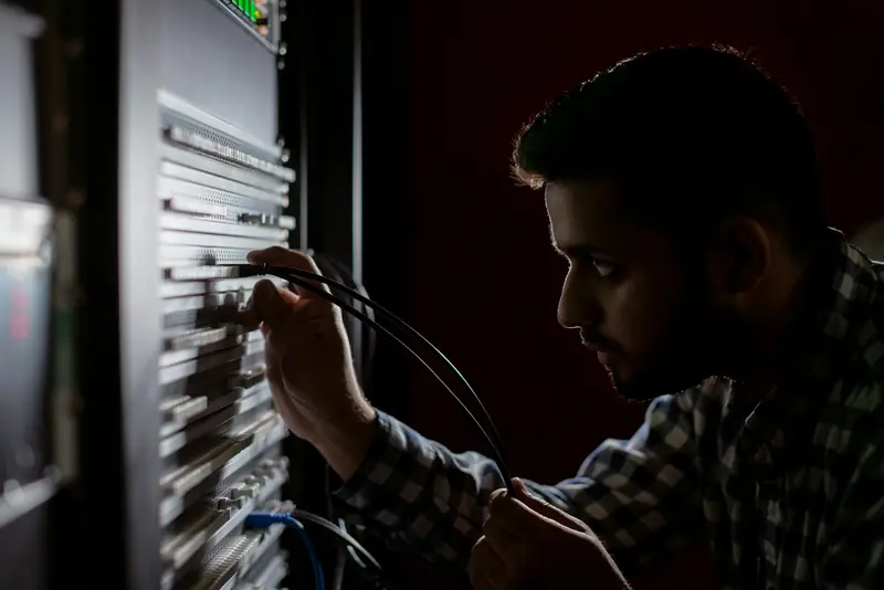 Techniker an einem Serverschrank