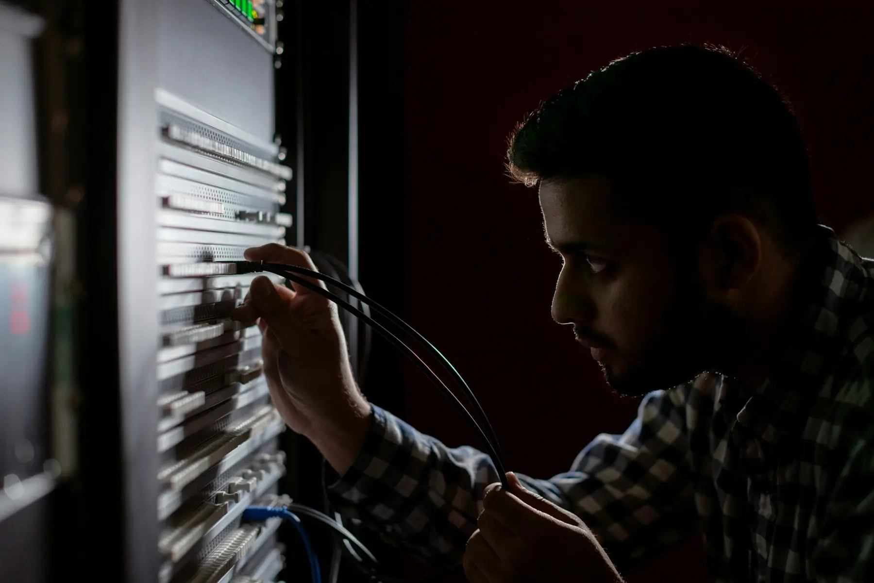 Techniker arbeitet an einem Serverschrank
