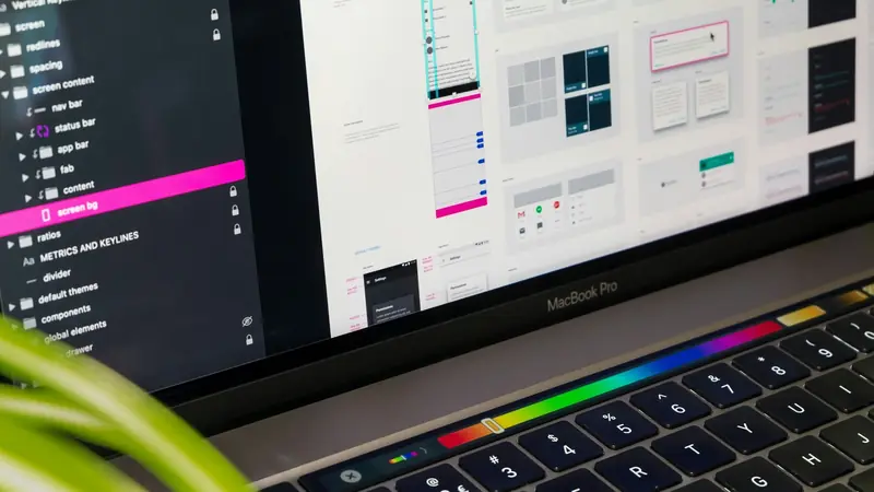 Laptop mit Webdesign-Entwurf